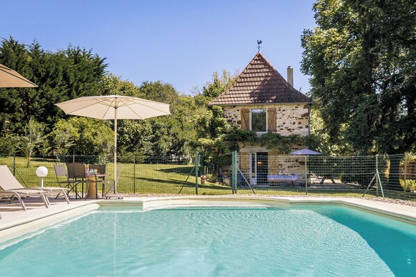 Utomhuspool och uppvärmd pool