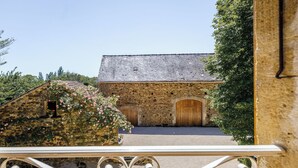 A stone building with a wooden door and a small window, surrounded by greenery. - Casalle, comfortable restored holiday home with private swimming pool (Montcléra)