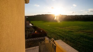A balcony with a view of a green field and a sunset. - M247 - Marcelli, new two-room apartment with terrace and garage (Marcelli)