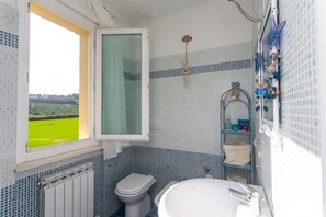 Bruser, bidet, håndklæder