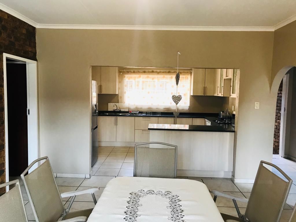 Casa família, vista para o jardim | Sala de estar | TV de tela plana