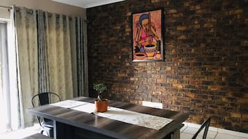 Family House, Garden View | In-room dining