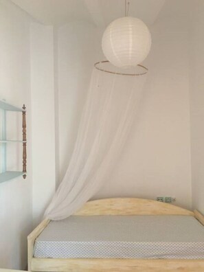 2 bedrooms, iron/ironing board, bed sheets