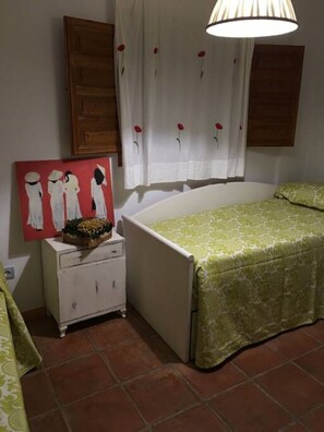 2 bedrooms, iron/ironing board, bed sheets