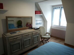 2 chambres, lit parapluie, draps fournis