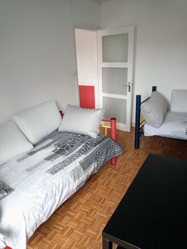 2 bedrooms, travel crib, bed sheets