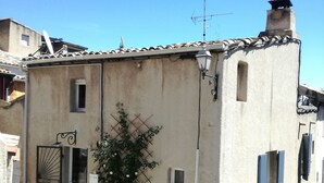A building with a small window, a door, and a satellite dish. - Charming village house in the Luberon (Cadenet)