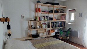 A bedroom with a bed, a bookshelf, a desk, and a chair. - Charming village house in the Luberon (Cadenet)