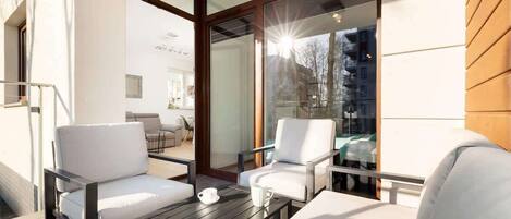 Una televisión, una oficina