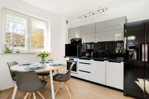 Fridge, oven, stovetop, dishwasher