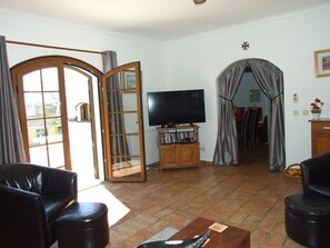 Fernseher, Kamin, DVD-Player, Tischfußball