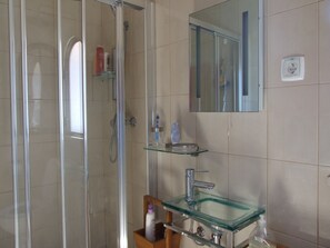 Bathtub, hair dryer, bidet, towels - Villa, Air-conditioned,  Heated Pool, Peaceful Location.
Beds 3,Bathrooms 3 (Quelfes. Olhao)