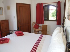 3 bedrooms, in-room safe, iron/ironing board, travel cot