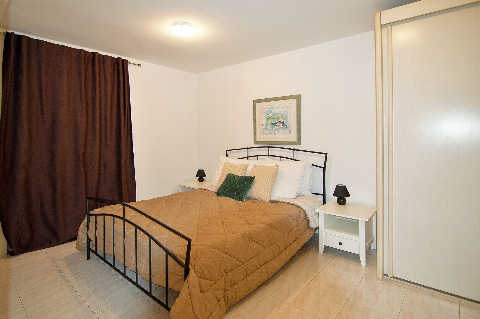 3 bedrooms, iron/ironing board, WiFi, bed sheets