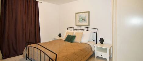 3 bedrooms, iron/ironing board, WiFi, bed sheets