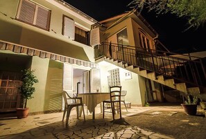 Outdoor dining - House Lilly  , with great location and beaches around. (Banjole)