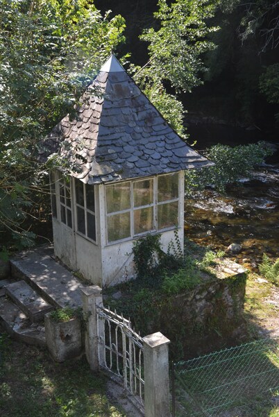 Gite on the edge of the Arac in a green setting with swimming pool