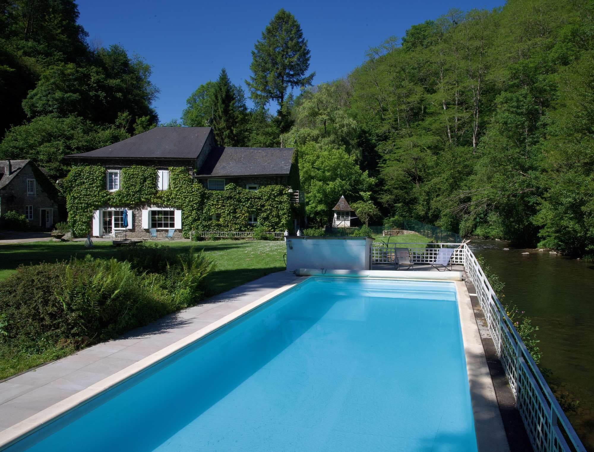 Una piscina al aire libre