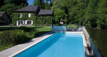 Gite on the edge of the Arac in a green setting with swimming pool