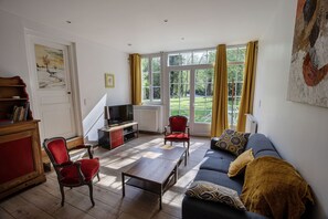 TV, bordtennis, bøker og stereoanlegg