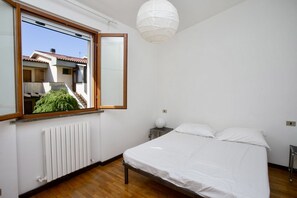 2 bedrooms, bed sheets - N142 - Numana, delightful villa with garden (Numana)