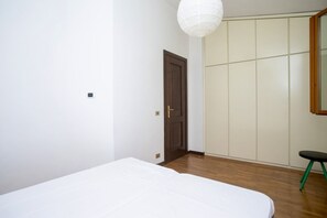 3 bedrooms, bed sheets