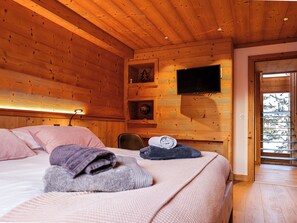 6 bedrooms, desk, iron/ironing board, travel crib - Chalet Cerf Blanc - 6 bedrooms - ideal 10 to 16 people - skilockers on slopes (Montgenèvre)