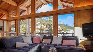 TV connectée, cheminée, baby-foot, chaßne hi-fi