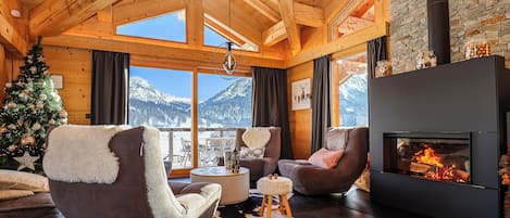 TV connectée, cheminée, baby-foot, chaßne hi-fi