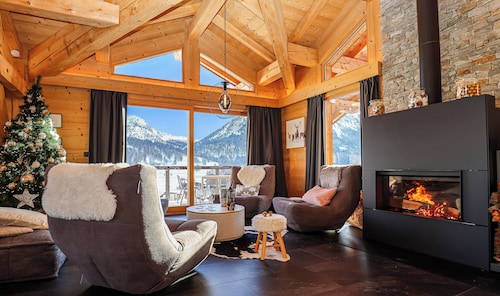 Chalet Cerf Blanc - 6 bedrooms - ideal 10 to 16 people - skilockers on slopes