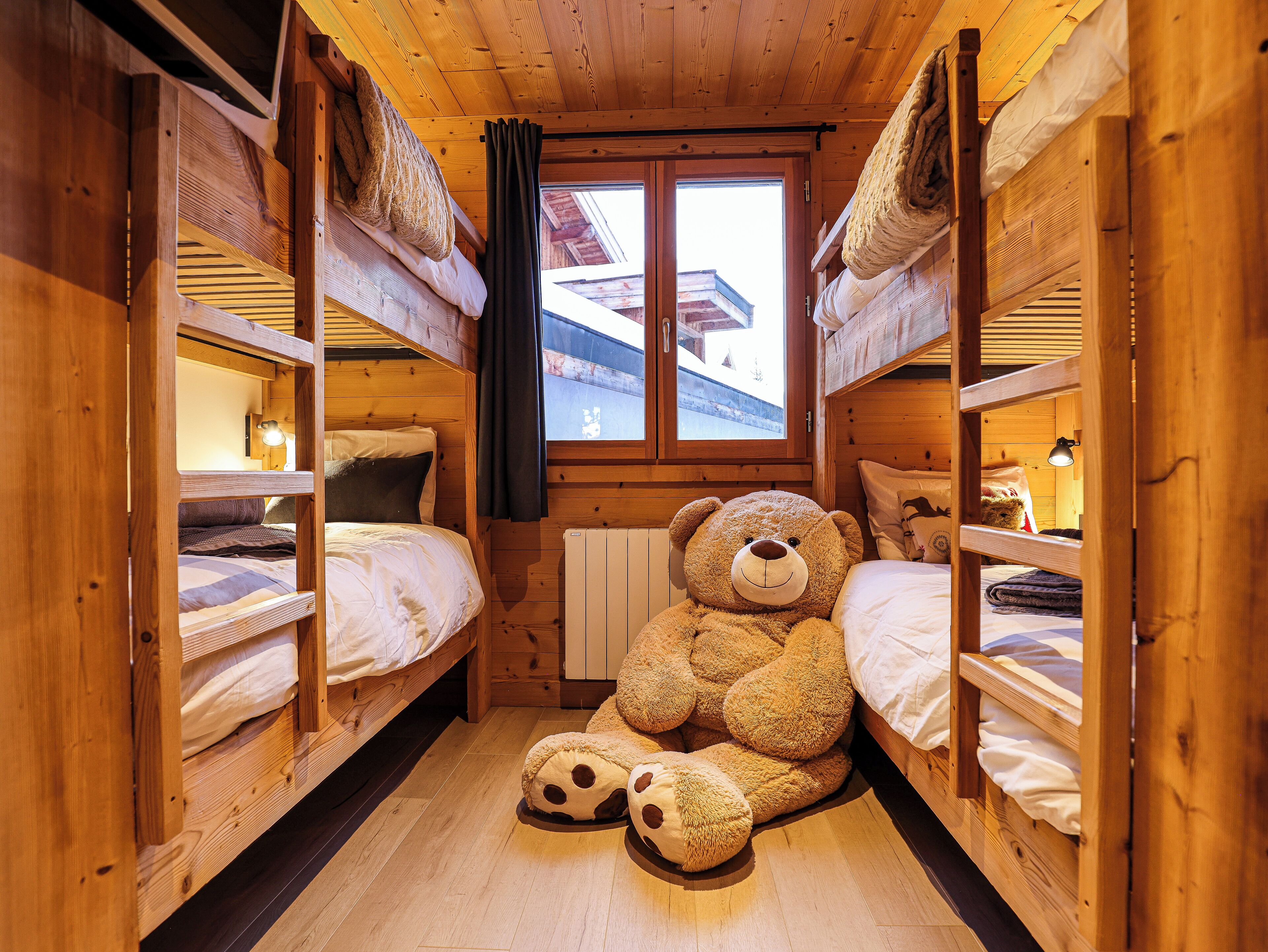 6 habitaciones, escritorio y tabla de planchar con plancha 