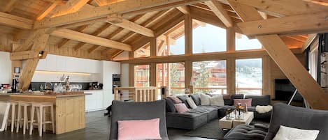 Smart TV, lareira, pebolim, aparelho de som