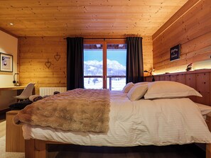 6 makuuhuonetta, työpöytä, silitysrauta/-lauta, vauvan matkasänky