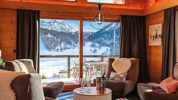 TV connectée, cheminée, baby-foot, chaßne hi-fi