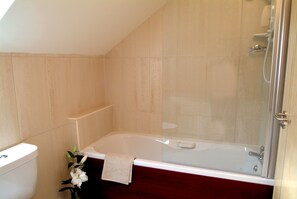 Haartrockner, Handtücher, Seife, Shampoo