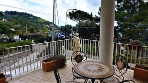 Quarto casal superior, 1 cama Queen, vista para o mar | Terraço/pátio
