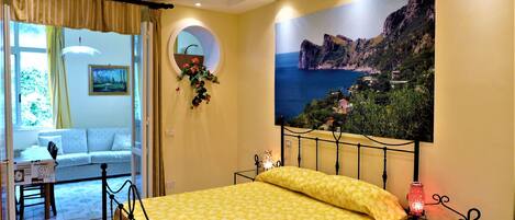 Camera familiare, 1 letto queen con divano letto | Tende oscuranti, Wi-Fi gratuito, lenzuola