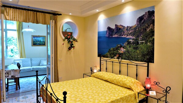 ファミリー ルーム クイーンベッド 1 台ソファーベッド付き | 遮光カーテン、WiFi (無料)、ベッドシーツ