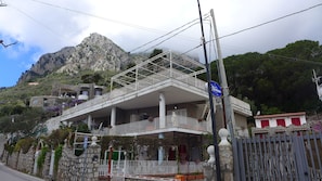 Vista frontal de la propiedad