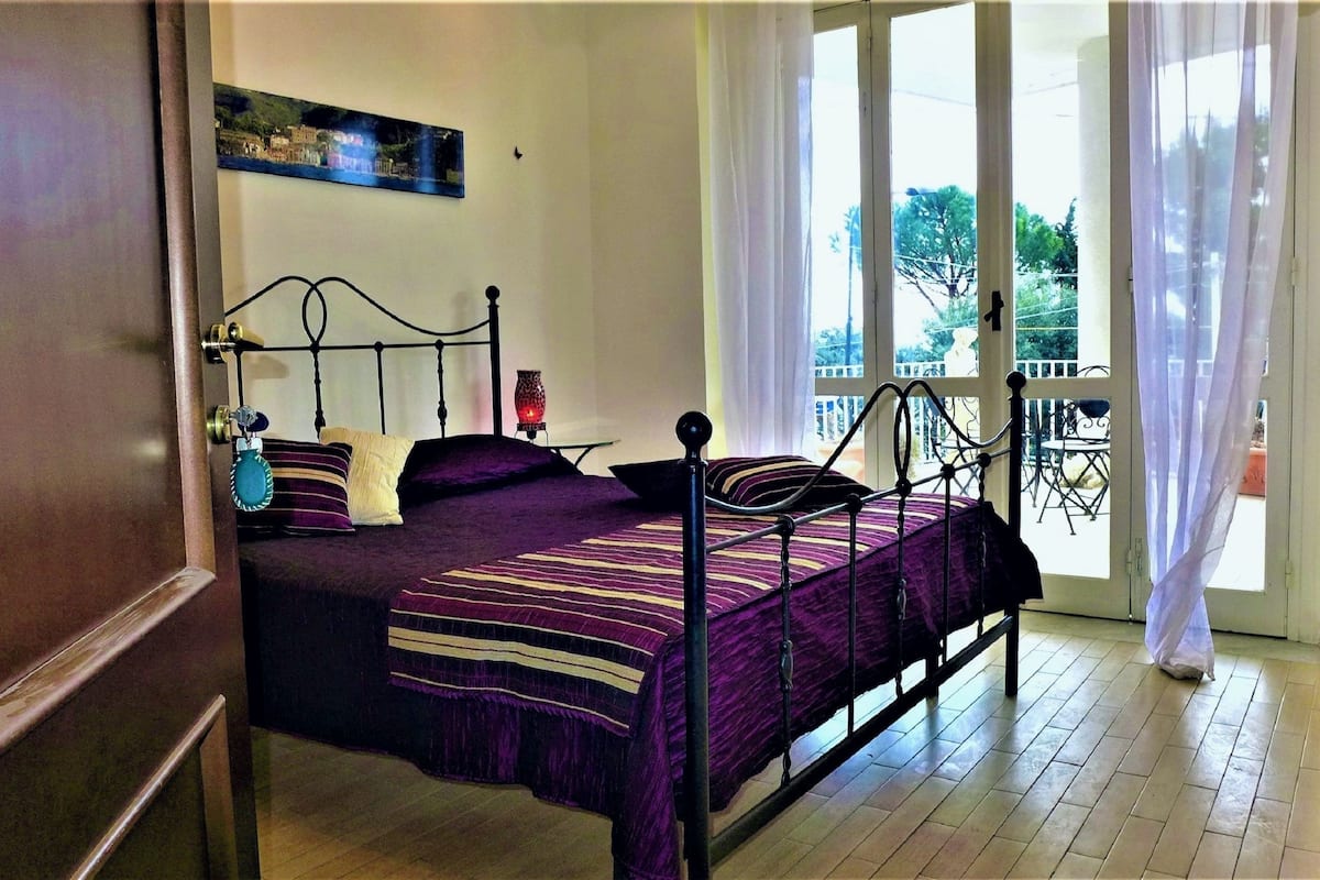 Cortinas blackout, wifi gratis y ropa de cama