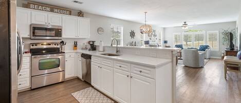 Kjøleskap, mikrobølgeovn, ovn og kokeplater