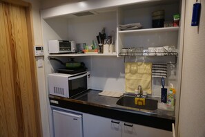 Frigorífico, microondas, horno y cafetera o tetera