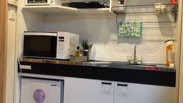 Refrigerador, microondas, horno y cafetera y tetera