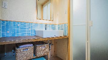 Kombination af bruser/badekar, hårtørrer, håndklæder, Sæbe