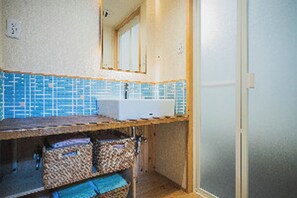 Ensemble douche/baignoire, sèche-cheveux, serviettes fournies, savon
