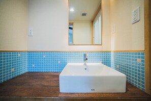 Combined shower/bathtub, hair dryer, towels, soap