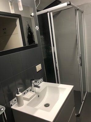 Douche, sèche-cheveux, serviettes fournies, savon