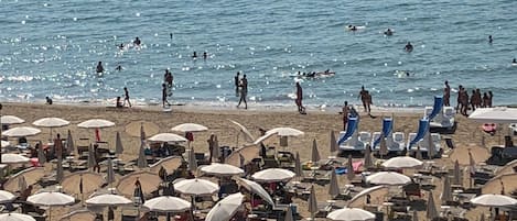 Nära stranden, solstolar och strandhanddukar