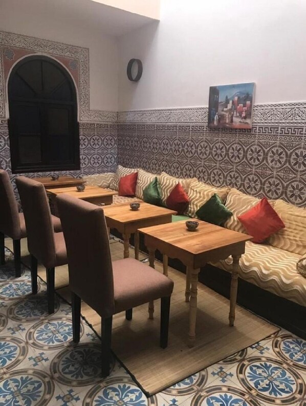 Breakfast, lunch, dinner served; local and international cuisine