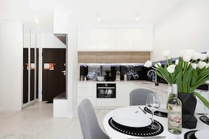 Geladeira, micro-ondas, fogão, cooktop